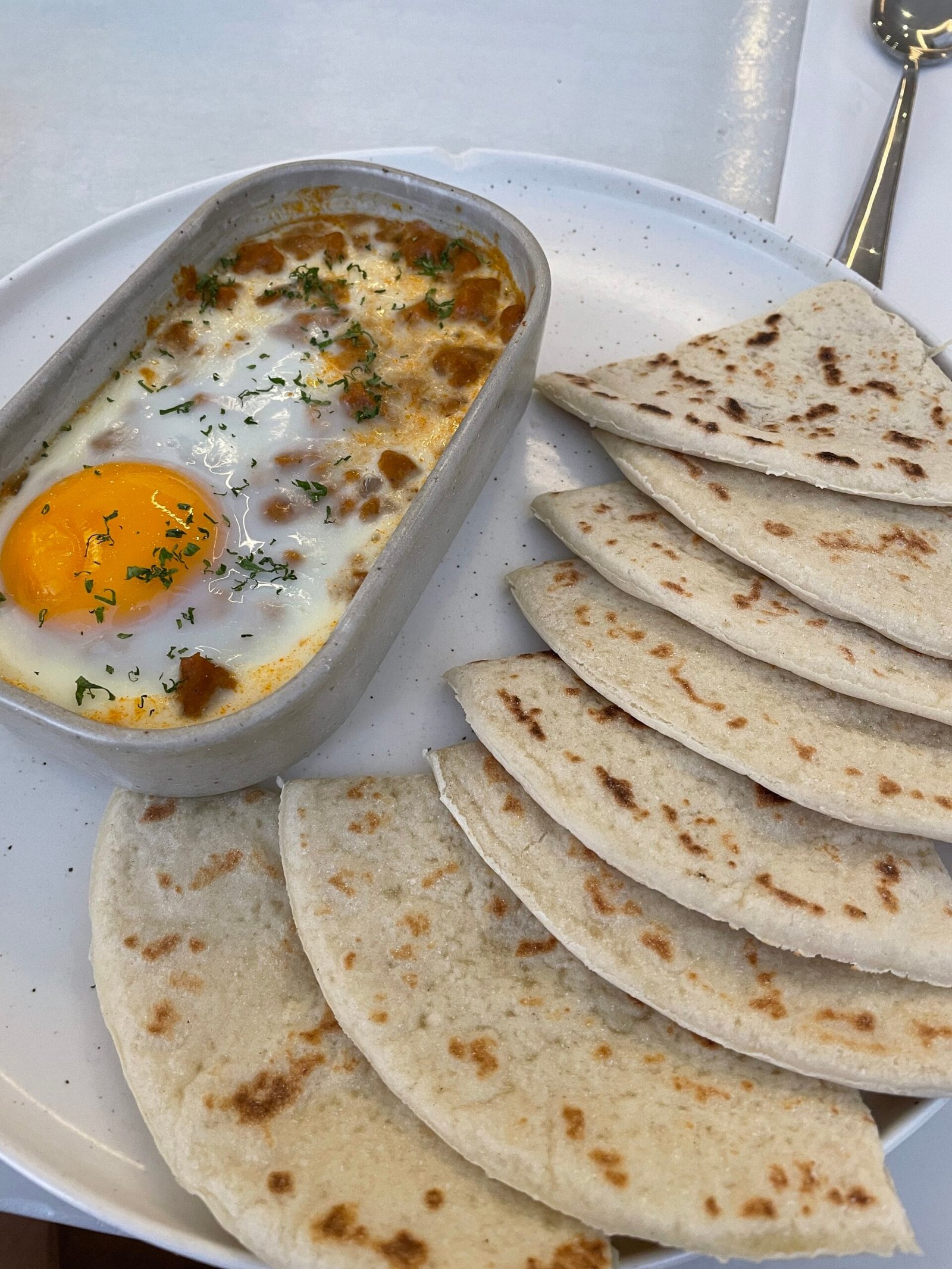 Ein Shakshuka mit Pita Brot auf den Malediven.